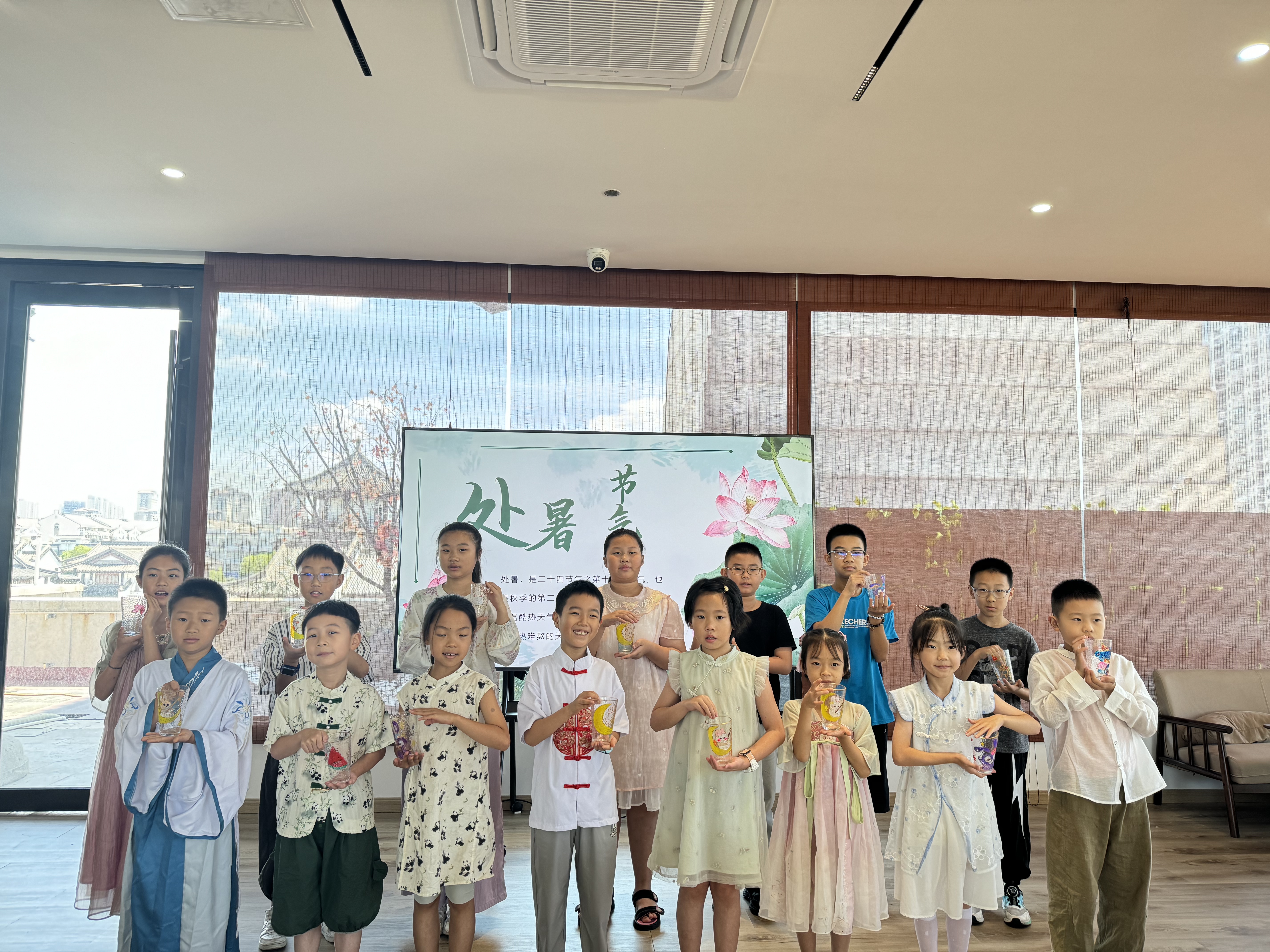 璃盏绘新凉，处暑染秋光