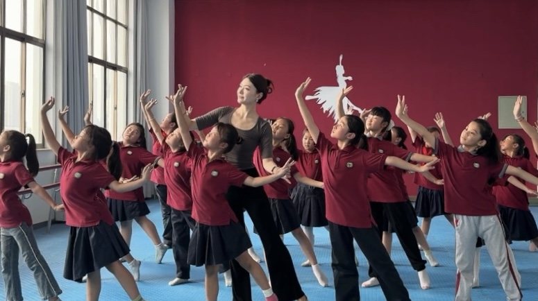 以美育人创新无限，以舞塑魂薪火相传